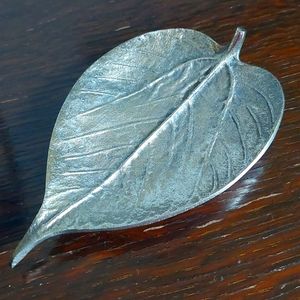 Tozai Mulberry Leaf Decor